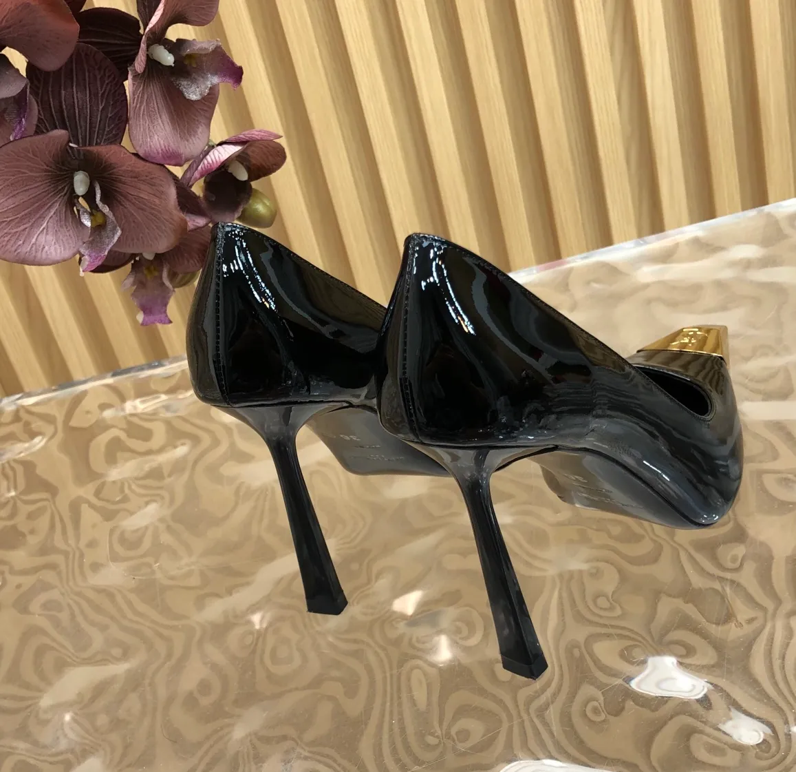 👟👟Ex-factory price 600👟👟 Top-quality Saint Laurent/Yves Saint Laurent Lee metal buckle single shoes. YSL sister's beautiful high heels are the same style as Saint Laurent Rose. The small square toe. The high-heeled shoes are very good at modifying the foot shape. The luxurious metal chain. In recent years, SL👟👟The ex-factory price is that women are becoming more and more understanding of high-heeled shoes. The embarrassing design impression of waterproof platform models has been eliminated. YSL's beautiful high-heeled shoes Upper: Imported patent leather/cowhide Sole: Genuine leather outsole Heel height: 11cm Size 35-39 (40, 41 customized, non-refundable and non-exchangeable)